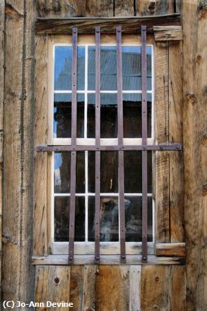 Missing Image: i_0042.jpg - WINDOW WITH BARS