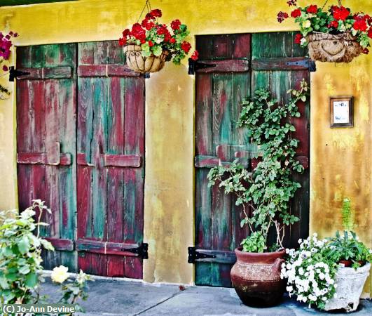 Missing Image: i_0024.jpg - Colorful Courtyard