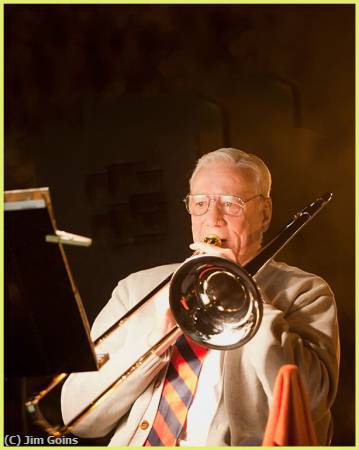 Missing Image: i_0019.jpg - Trombone-Player