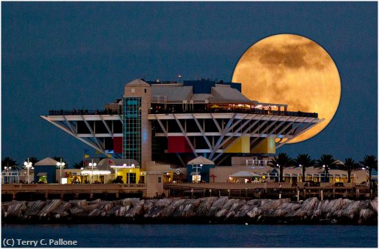 Missing Image: i_0005.jpg - Moonrise at Pier-jpg