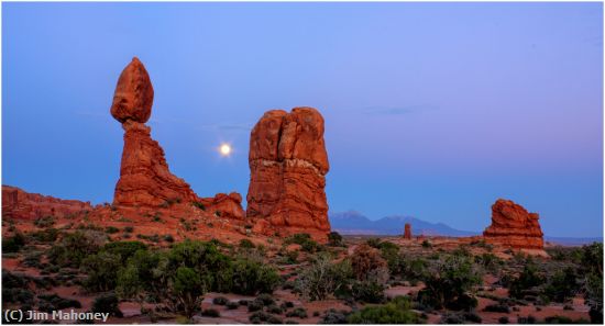 Missing Image: i_0014.jpg - Moon At Balanced Rock