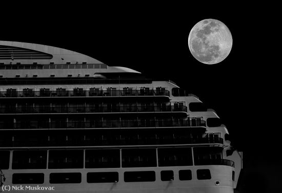 Missing Image: i_0047.jpg - Cruise-Ship-at night