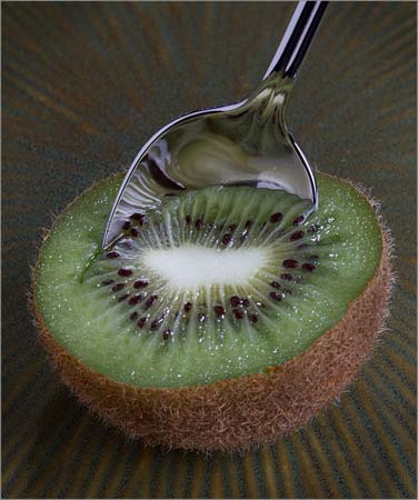 ei7_Matt_Muskovac_Kiwi_with_Spoon